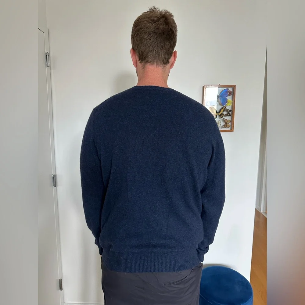 Neiman Marcus Men’s Blue Cashmere V-Neck Pullover Sweater - Picture 3 of 7